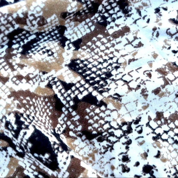 Forever 21 shirt Snakeskin Print Ruched Sides Size Medium - Picture 4 of 7